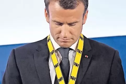 Merkel hat ihn seit 2008, nun hat ihn auch Macron: den Internationalen Karlspreis der Stadt Aachen, verliehen für Verdienste um 