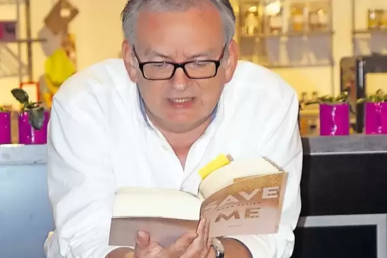 Stefan Schwarzmüller liest im Café Kunstgenuss.