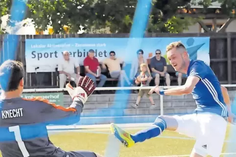 Weiß wie man gegen Billigheim-Ingenheim trifft: Elmir Brguljak erzielt in dieser Szene das 2 : 0 für den FV Freinsheim. Allerdin