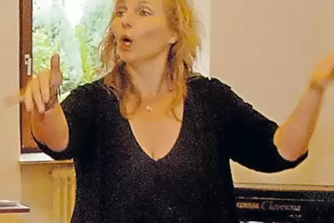 Christa Franken bei der Probenarbeit.