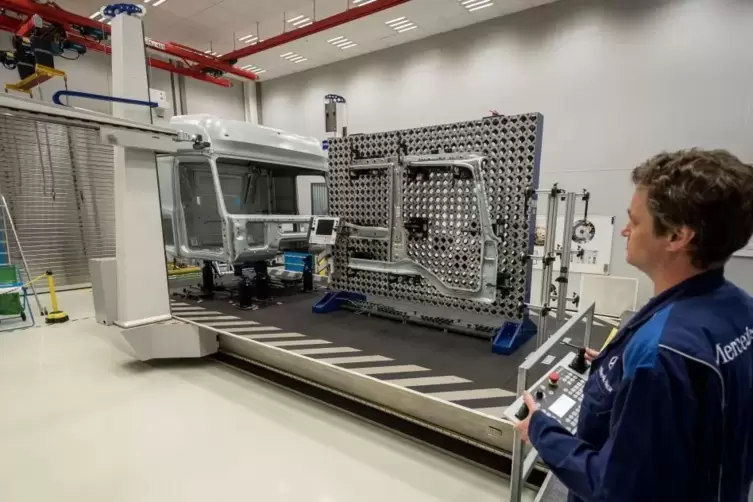 Daimler_Woerth_digitalisierte_Produktion_-08-_DAIMLER.jpg