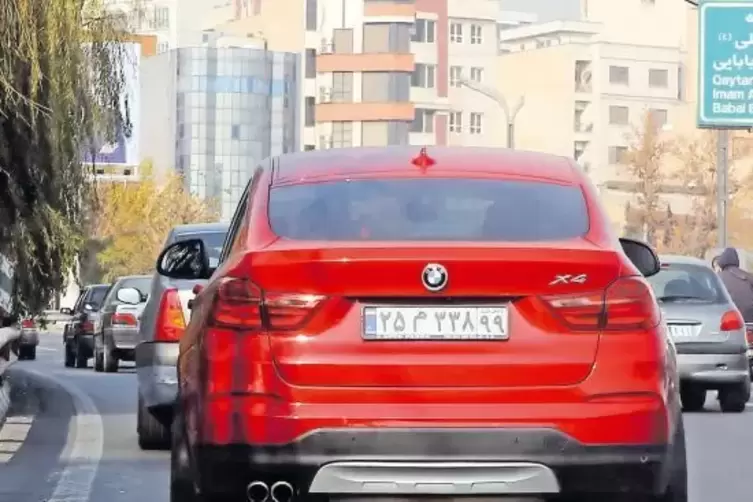 Deutsche Firmen, hier ein BMW-Geländewagen in Teheran, sind in Iran teils gut im Geschäft.