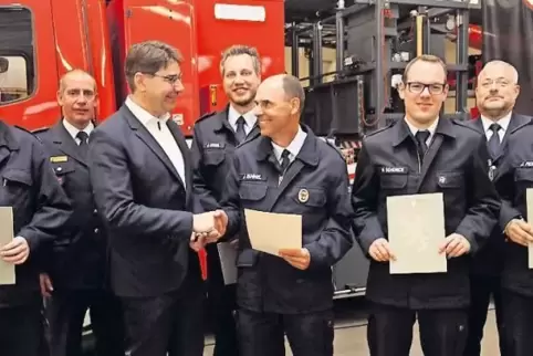 Ehrungen bei der Feuerwehr (von links): Tobias Lorentz, Stadtfeuerwehrinspekteur Dirk Hargesheimer, OB Thomas Hirsch, Bastian Ke