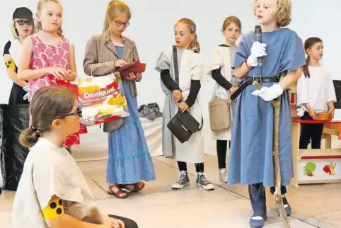 Barimäus (Olivia Coric, links) hört von Ava (Selma Bäter), dass Jesus in der Stadt ist.