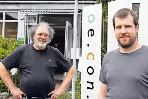 Junior Johannes Buschbeck (rechts) assistiert Vater und Firmengründer Axel Mattern.