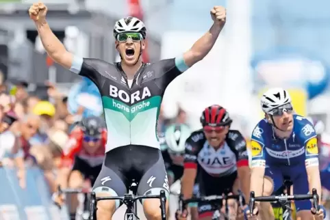 Pascal Ackermann freut sich über seinen Sieg bei der fünften Etappe der Tour de Romandie.