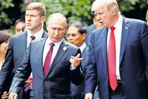 Hat Wladimir Putin etwas in der Hand gegen Donald Trump? Unser Bild zeigt die beiden bei einem Gipfeltreffen in Vietnam im Novem