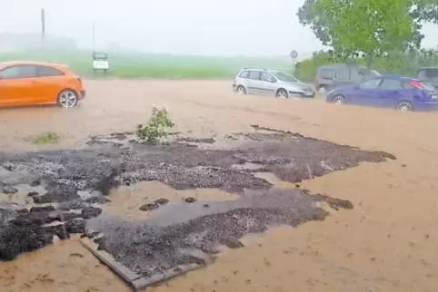 Das Wasser wurde vom Feld in die Kandeler Nansenstraße gespült.