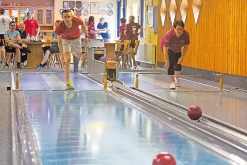 Sieben Mannschaften traten gegeneinander an: von links Lukas Lamnek vom Team „Chaos pur“ und Andrea Tiedemann vom Team „Snoopys“