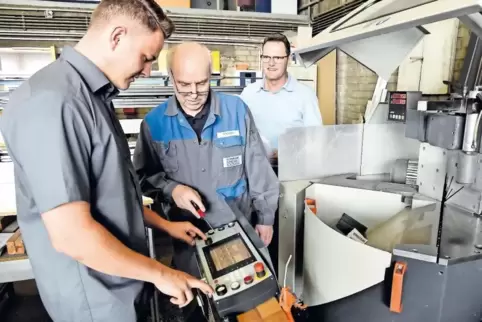 Elektronik spielt in ihrem Berufsalltag eine zunehmende Rolle (von links): Daniel Spiegel, Mitarbeiter Peter Schäfer und Lucas S