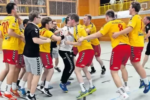 Nach der Schlusssirene war für die Handballer der HSG Eckbachtal nur noch Feiern angesagt.