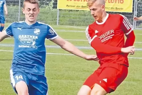 Wurde in der zweiten Halbzeit ausgewechselt: Winnweilers Christian Schirrmann (rechts).