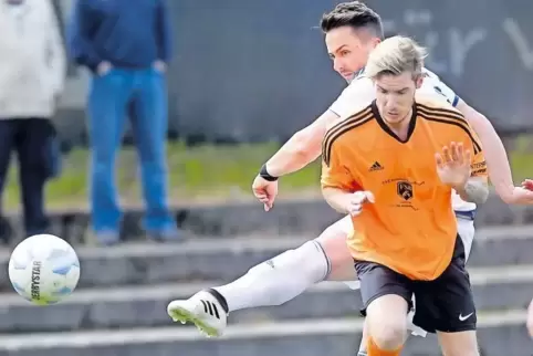 Kunstschütze: Aus der Drehung trifft Bolandens Benjamin Kanoffsky zum 0:1. Vorne Kevin Stüber.