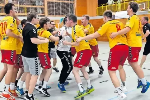 Oberliga, wir kommen: Nach der Schlusssirene war für die Handballer der HSG Eckbachtal Feiern angesagt.