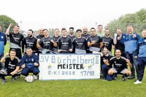 Der SV Büchelberg II ist Meister. Im Bild (von links) hinten Stefan Layer (Betreuer), Willi Frick(Trainer), Ibrahim Soeyler, Mus