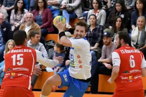 Der vorletzte Tabellenplatz reicht den Dahner Handballern um Spielertrainer Sebastian Kriebel (beim Wurf), um sich für ein weite