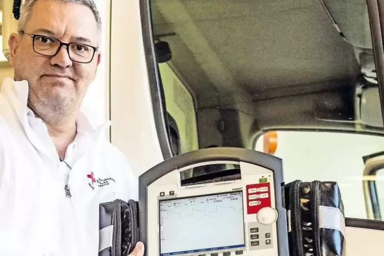 Lösung B – EKG-Gerät im Rettungsdienst: Ingo Brunner von der Rettungswache Eisenberg mit einer dieser lebenswichtigen Maschinen.