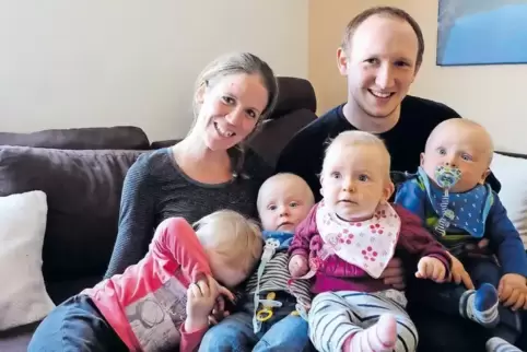 Plötzlich zu sechst: die Käshofer Alissa Beer und Patrick Müller mit der an diesem Tag etwas scheuen Nala sowie Nils, Leni und T