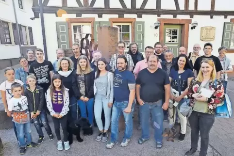 Rund 30 Teilnehmer kamen zum RHEINPFALZ-Dorfspaziergang durch Erlenbach.