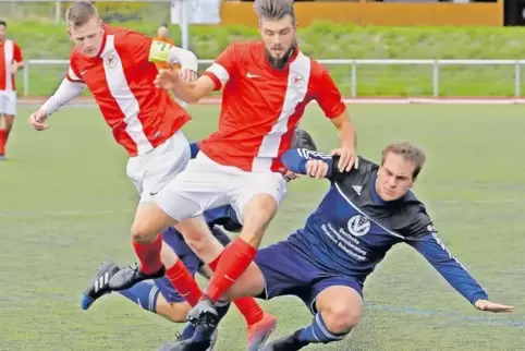 Der Wachenheimer Simon Schubert (blaues Trikot, hier im Spiel gegen RW Seebach II) erzielte beim 3:2-Sieg des TuS in Niederkirch