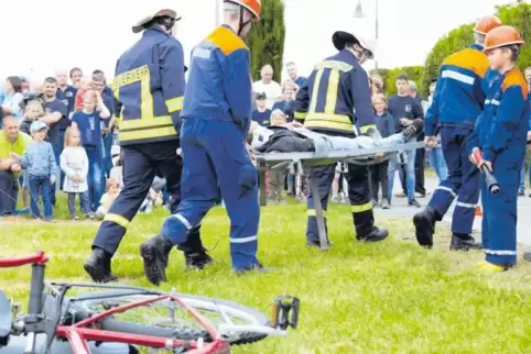 Viele Zuschauer beobachten die Bergung des „Unfallopfers“ im Weinberg.