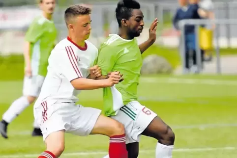 Kampf um den Ball: Luca Ballmann (SG Nord, links) gegen Bastian Hoffmeyer (Nordrhein-Westfalen).