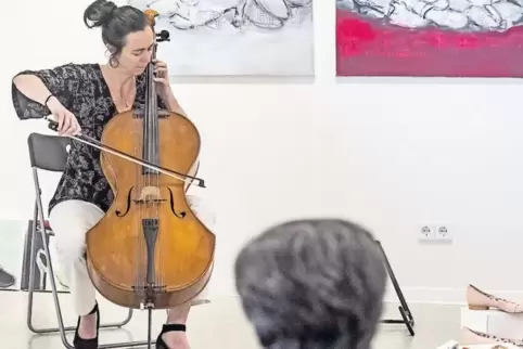 Ließ sich in der Ausstellung „schuhe.spuren.wege“ im „Docu Center“ Ramstein von ihren persönlichen Eindrücken inspirieren: Celli