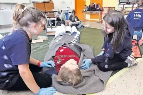 Ella (links) und Filomena aus Bellheim kümmern sich um das Opfer Tristan.