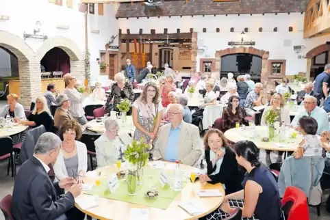Mit Bankett im Alten Bauernhof Jumelage und Europa gefeiert: Unter den Festgästen Zeiskams Ortsbürgermeister Klaus Weiß (li.) un