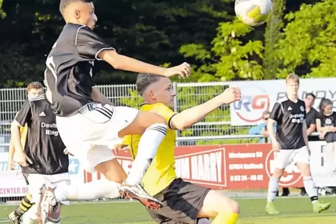 VfB-Junior Simon Laber (rechts) und 08-Spieler Ibrahim Mastrorocco im Zweikampf um den Ball: Beide Haßlocher Mannschaften trennt