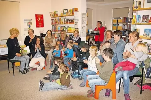 Die Vorlesestunde in der Bücherei Klingenmünster ist beliebt. Gespannt lauschen die Kinder den Worten der Bücherei-Leiterin (lin