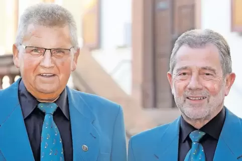 Von der Schulbank direkt in den Gesangverein: Heinz Hecky (l.) ist seit 50 Jahren aktiver Sänger, Ernst Westermann sogar seit 60