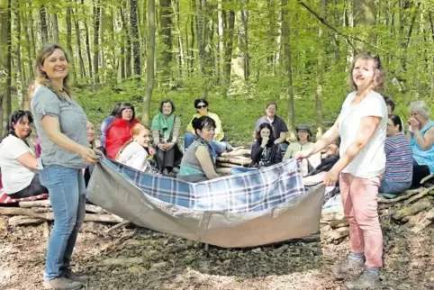 Barbara Vogel (rechts) zeigt, wie eine Waldschaukel für Kinder funktioniert. Neben der Schaukel werden auch ein Sofa und ein Blä
