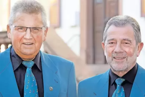 Von der Schulbank direkt in den Gesangverein: Heinz Hecky (l.) ist seit 50 Jahren aktiver Sänger, Ernst Westermann sogar seit 60