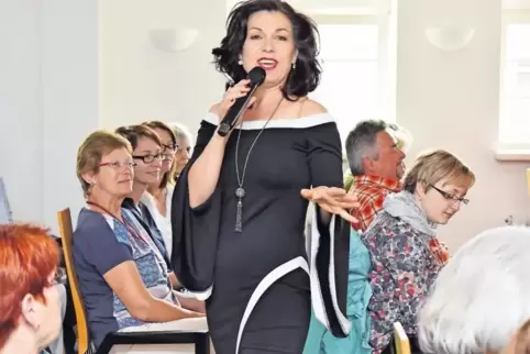 Hat ihre Band „wegrationalisiert“: Anna Krämer bei ihrem Konzert in Mutterstadt.