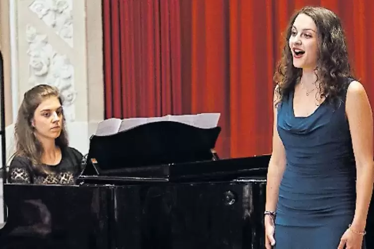 Die Sopranistin Nora Maria Eckhardt singt. Begleitet wird sie von Ulrike Krämer am Klavier.