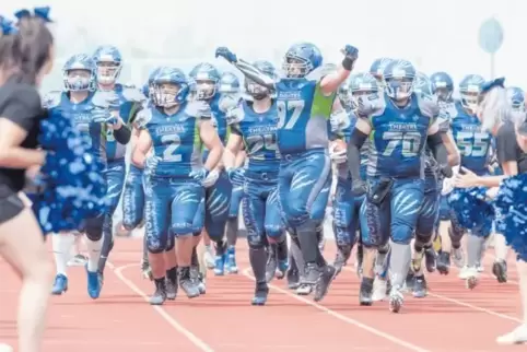 Voll motiviert beim Einlauf, konsequent und kompromisslos auf dem Platz. Die Footballer der South West Wolves aus St. Wendel lie