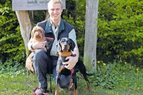 Zwei Jagdhunde sind mit Alexander Brandenburg aus Paderborn in die Pfalz gekommen: Dackeldame Fine (links), die den 27-Jährigen 