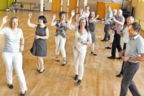 Ort und Zeit sind gleichgeblieben: Cha-cha-Training in der Wachenheimer Stadthalle mit Übungsleiterin Daniela Trieloff (Mitte) u