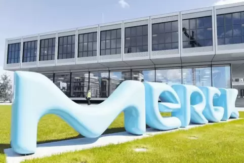 Der Schriftzug des Pharma- und Chemiekonzerns Merck steht vor dem Innovationszentrum des Unternehmens in Darmstadt.