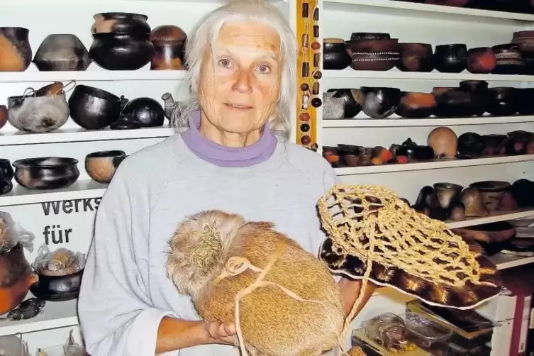 Faszination für die Jungsteinzeit: Anne Reichert mit „Ötzis“ nachgebildetem Schuhwerk aus Lindenbast. Auch die Dolchscheide des 
