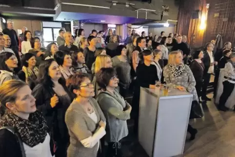 Singen und dabei den Text von der Leinwand ablesen: Wie hier beim „Zammesinge“ in Landau soll es auch in Waldsee sein. Bei der C