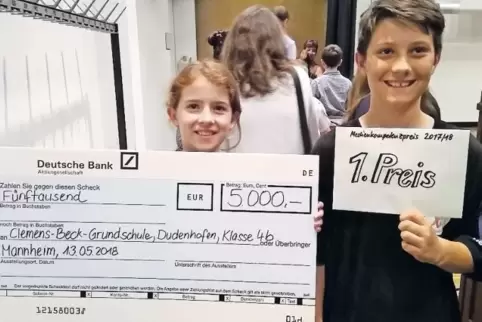 Freuen sich über Platz eins und 5000 Euro für ihre Schule: Felicitas Naab und Gabriel Weihe aus der Klasse 4 b.