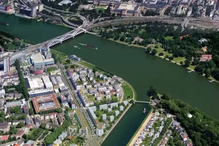 Rheinufer S&uuml;d: Am Luitpoldhafen und gegen&uuml;ber an der Rheinallee liegen die Baufelder 5 & 6.