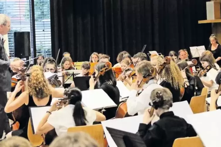 L’orchestre de l’amitié unter Leitung von Musikschulleiter Richard Martin beim Frühlingskonzert am Leininger-Gymnasium.