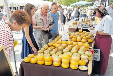 Mal probieren? Köstlichkeiten wie zum Beispiel Käse konnten die Besucher jüngst beim Bauernmarkt verkosten und kaufen.
