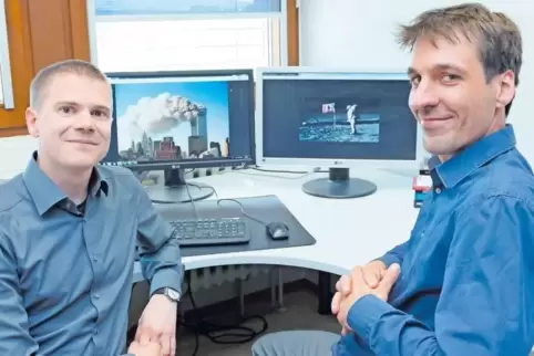 Die Trierer Sprachwissenschaftler Sören Stumpf (links) und David Römer an ihrem Arbeitsplatz. Auf den Bildschirmen zwei Ereignis