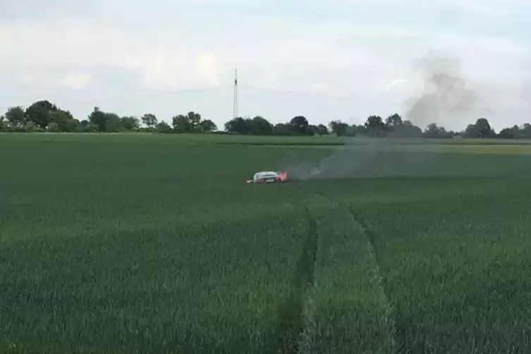 Weil er sein Auto nicht mehr stoppen konnte, fuhr der 43-Jährige mit seinem brennenden Wagen in ein nahegelegenes Feld. Foto: Po