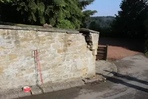 Beschädigt: die Friedhofsmauer in Cronenberg. Foto: Polizei/Frei 