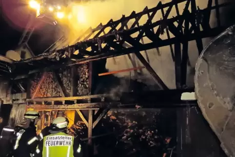 Der Brand des Dachstuhls über einem Brennholzlager beschäftigte Ende Oktober 2017 die Feuerwehren der Verbandsgemeinde Kandel ei